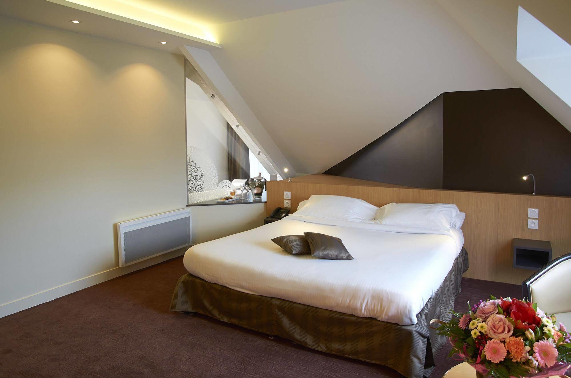 Hotel Restaurant Le Rive Gauche جويني المظهر الخارجي الصورة